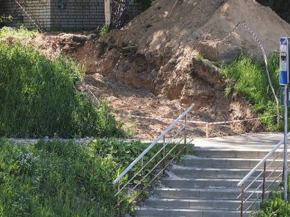 На ул. Фурманова монтируют лестницу к остановке