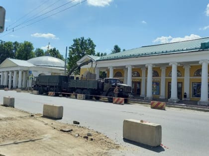 С центральной улицы Ярославля военные вывозят плитку