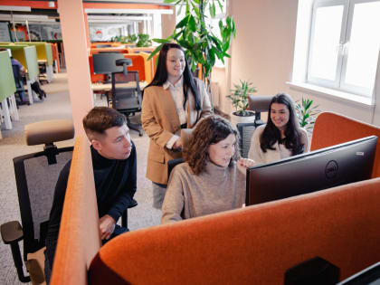 Стоит ли уходить на работу в большую компанию? Журналист и блогер проверили, готовы ли они к смене профессии