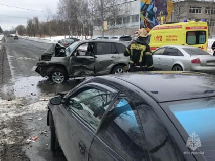 В результате столкновения легковушек в Ярославле пострадали двое взрослых и ребенок