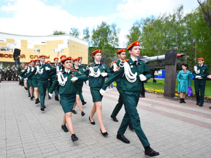 В Ярославле прошёл марш кадетов «Равняемся на солдат Победы»
