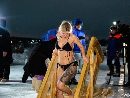 «Будто тысячи иголок колют кожу»: как в Ярославле прошло Крещение. 20+ эмоциональных фото