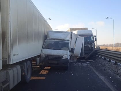 В Ярославле из-за аварии образовалась огромная пробка на Юбилейном мосту