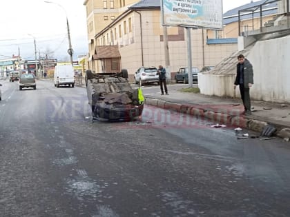 В Ярославле под путепроводом перевернулся автомобиль