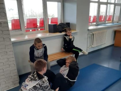 ШКОЛЬНИКИ ВЫПОЛНЯЮТ НОРМАТИВЫ ГТО