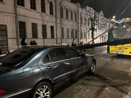 В Рыбинске опора освещения упала на машину
