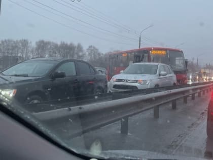 В Ярославле пассажирский автобус врезался в две легковушки