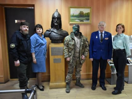Ему девятнадцать и он доброволец