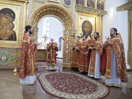 В НЕДЕЛЮ О САМАРЯНЫНЕ МИТРОПОЛИТ ВАДИМ СОВЕРШИЛ БОЖЕСТВЕННУЮ ЛИТУРГИЮ В УСПЕНСКОМ СОБОРЕ