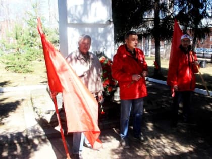 Цветы — к памятнику В. И. Ленину