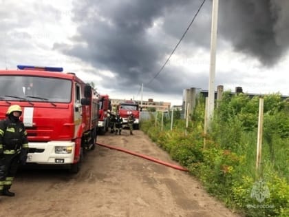 В Ярославле продолжают тушить склад с лакокрасочными материалами