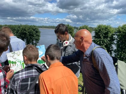 Семья с 11 приемными детьми нарисовала ярославскую Набережную