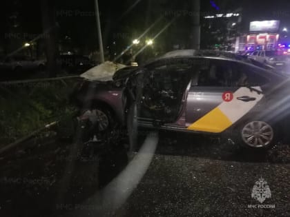 В центре Ярославля такси врезалось в ограждение и загорелось: пострадал пассажир