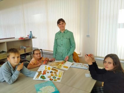 ЗНАКОМСТВО С НОВОЙ ЛИТЕРАТУРОЙ В ВОСКРЕСНОЙ ШКОЛЕ ТРОИЦКОГО ХРАМА ПОС. НОРСКОЕ