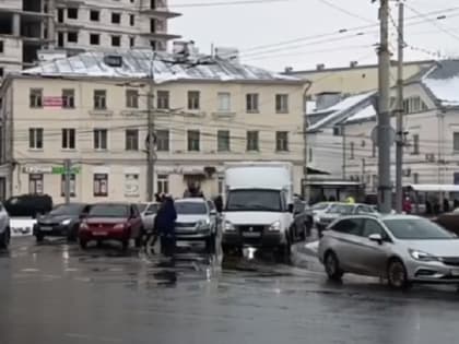 На Октябрьской площади в Ярославле подрались водители