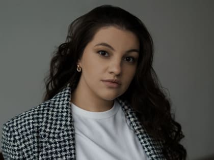 Завалы, перевернутые машины и эвакуация. Показываем, как сейчас выглядит разрушенный осколками ракеты дом в Белгороде