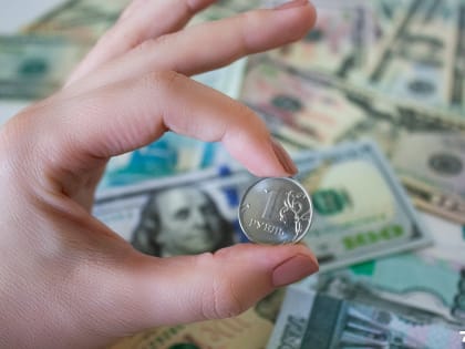 Вернется к 100 или опустится до 70? Что ждет рубль в 2024 году и стоит ли закупаться валютой