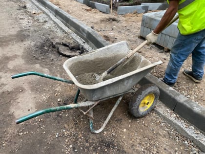 В Заволжском районе Ярославля ремонтируют двор жилого дома