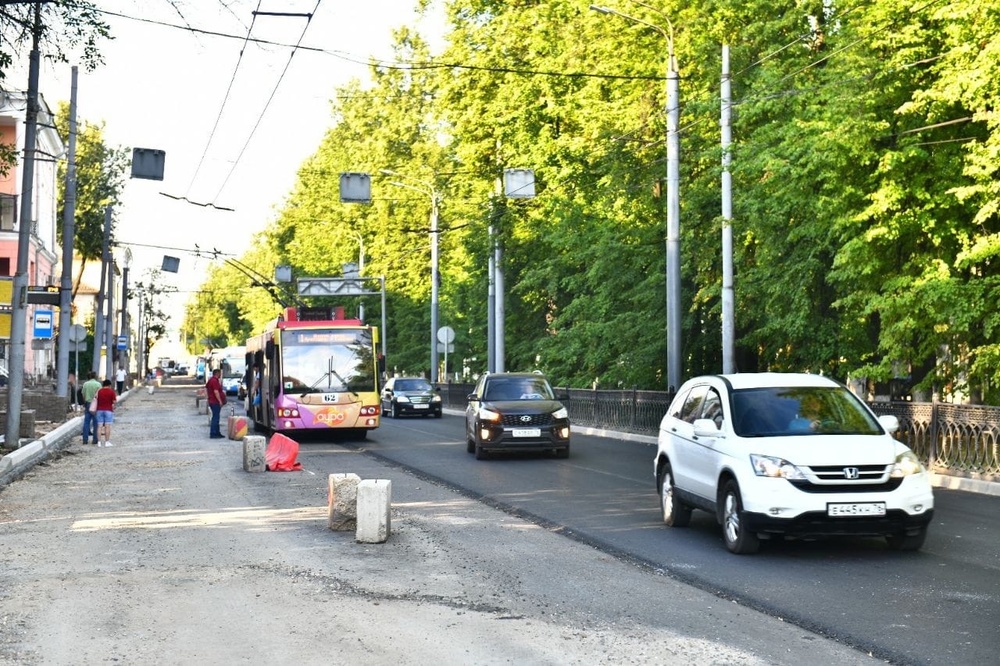 Ремонт первомайской. Ярославль улицы города. Остановка Первомайская Ярославль. Улица день. Дороги в центре Москвы.