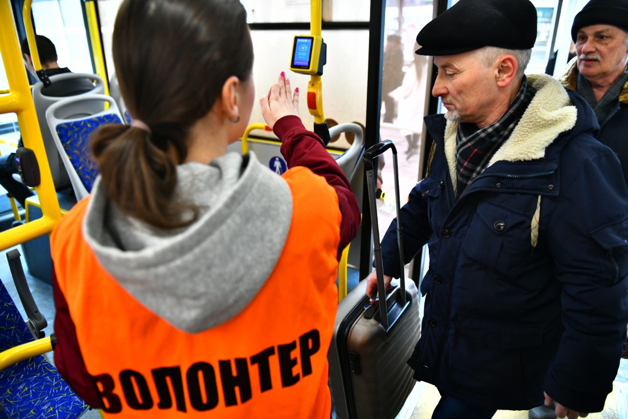 Пассажирам помогаю. Пассажиры в автобусе. Волонтеры Ярославль. Оплатить проезд.