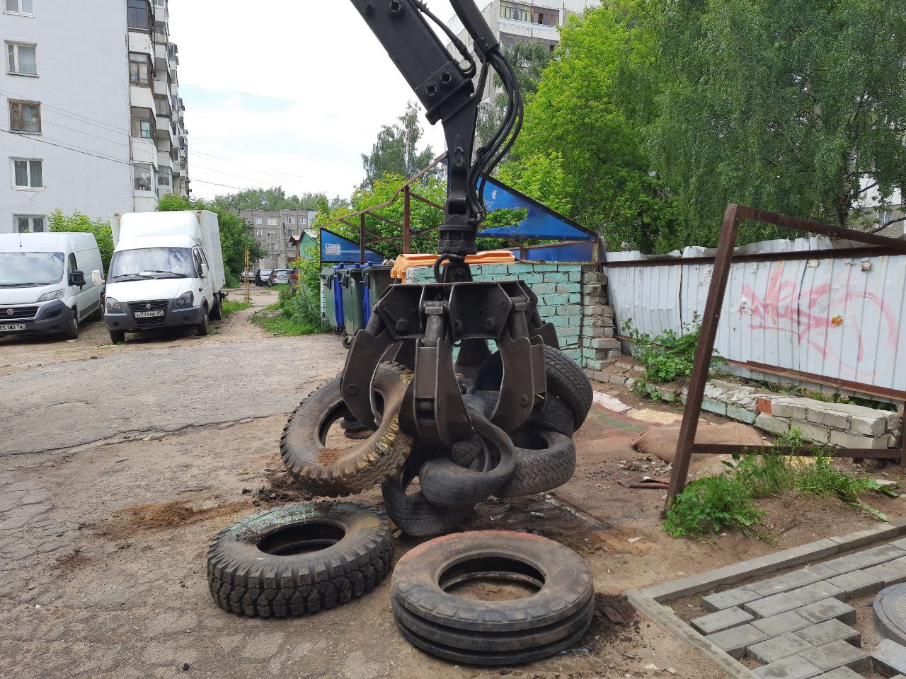 Покрышка ярославль. Мусорка покрышки автомобильные. Старая Ярославская резина. Резина Ярославль медведь.