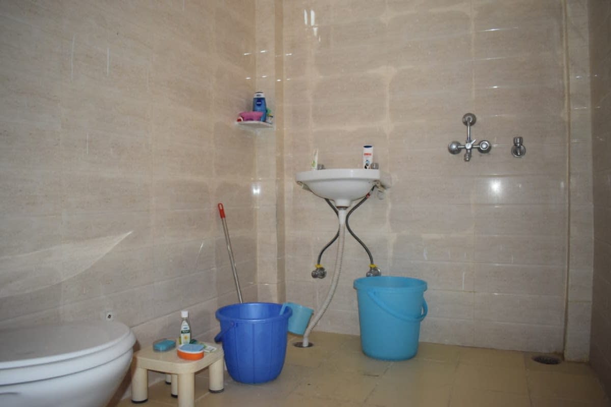 Greater Noida Boys PG thumbnail 3