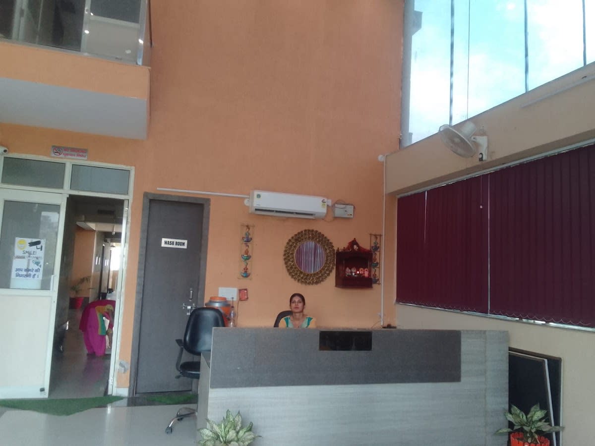 White House Girls And Boys Hostel thumbnail 2
