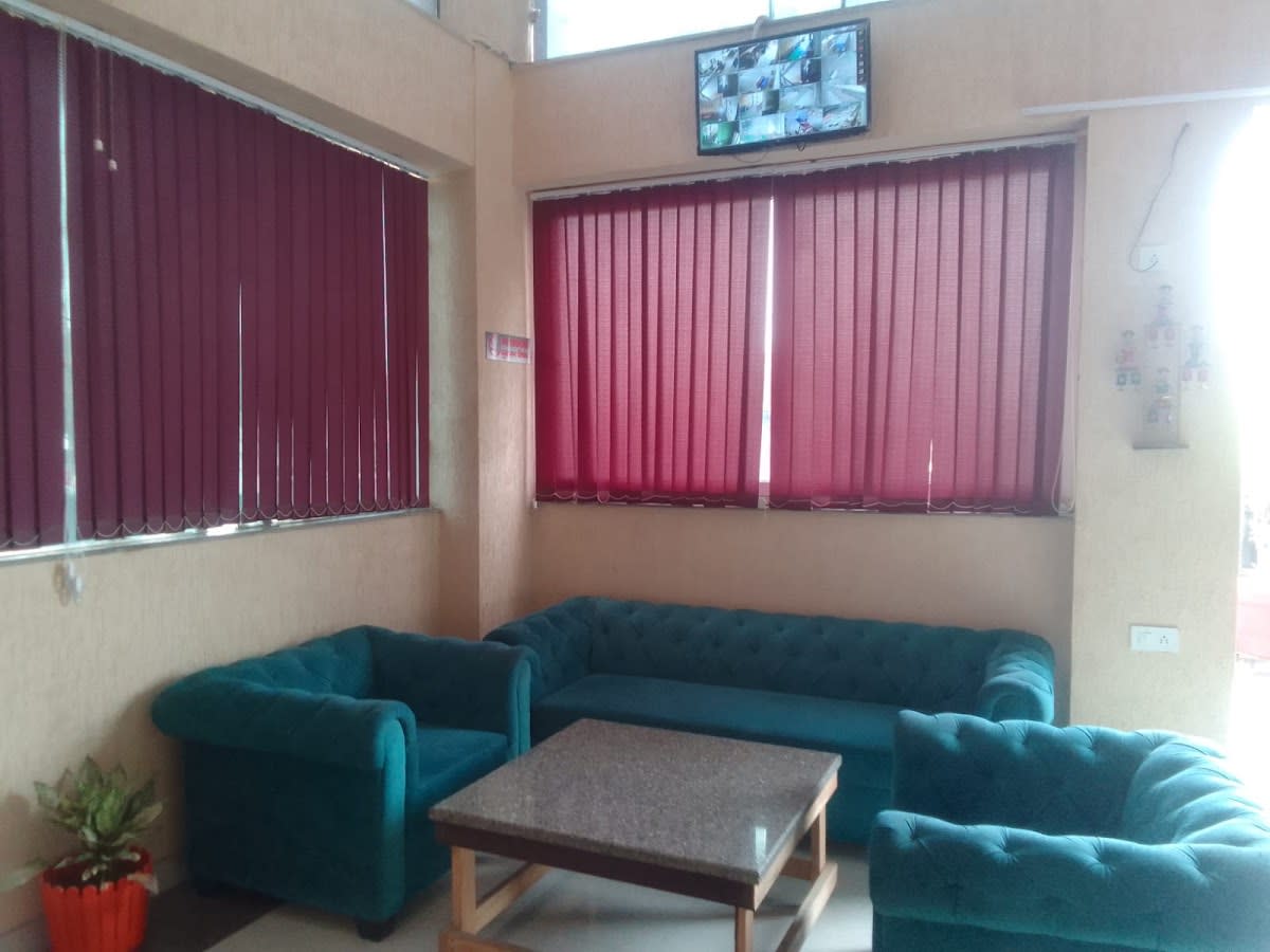 White House Girls And Boys Hostel thumbnail 3