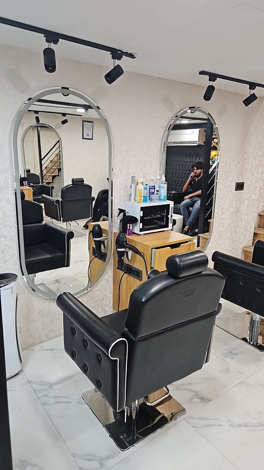 Alee & Barbers Unisex Salon