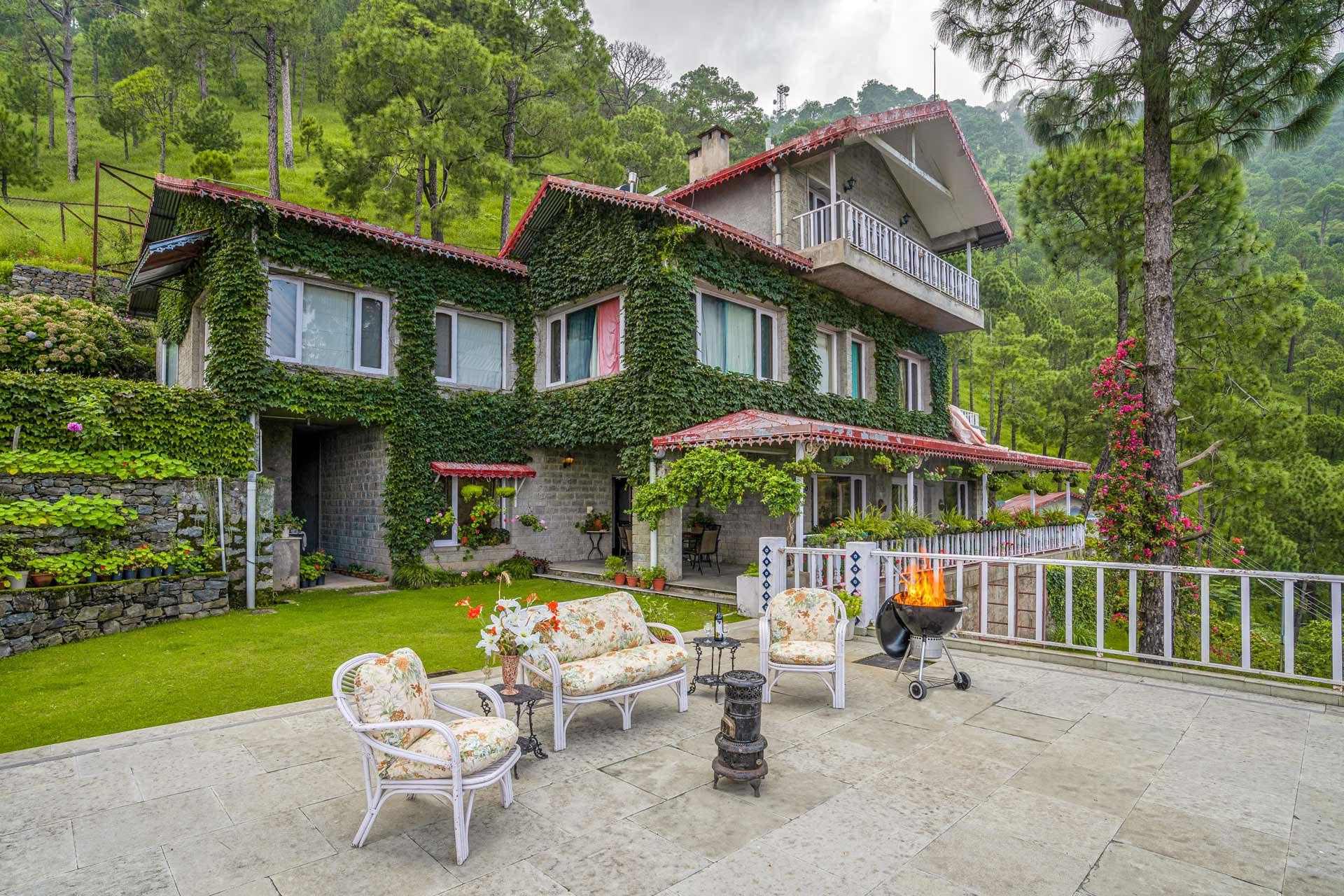 Beutiful sunroof view from kasauli Villa