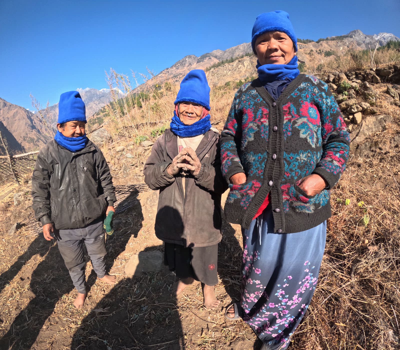 따뜻한 모자와 목도리 배포