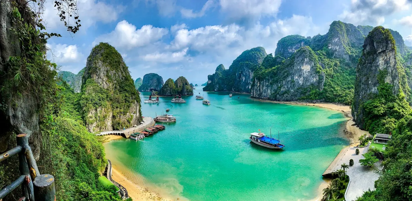 Discover the Majestic Beauty of Ha Long Bay - A Wonder of the World