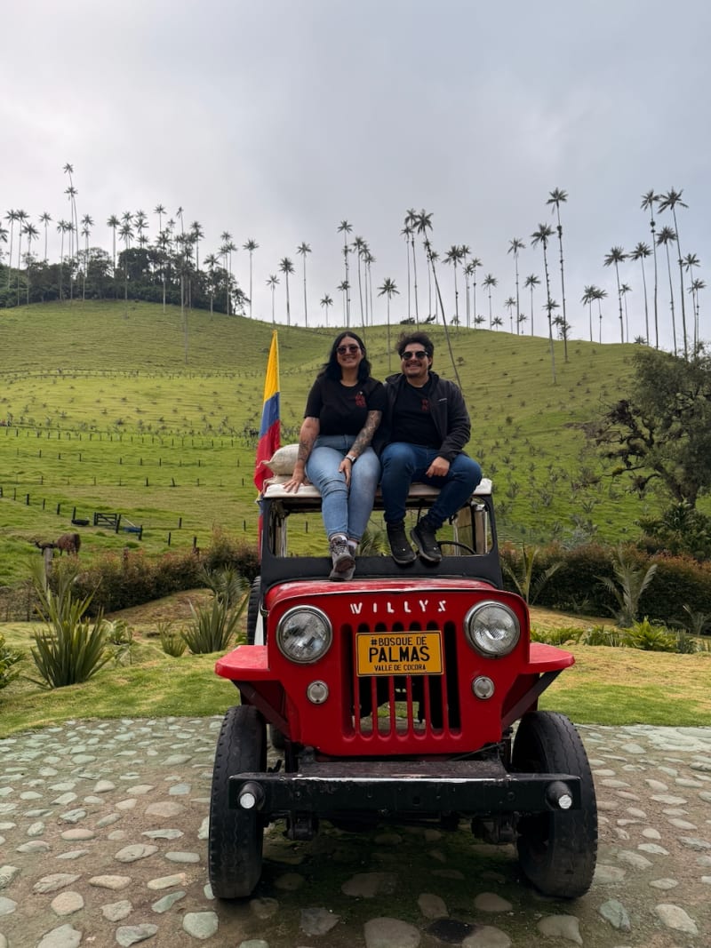 Allan y Angy sonriendo en las calles coloridas de Colombia