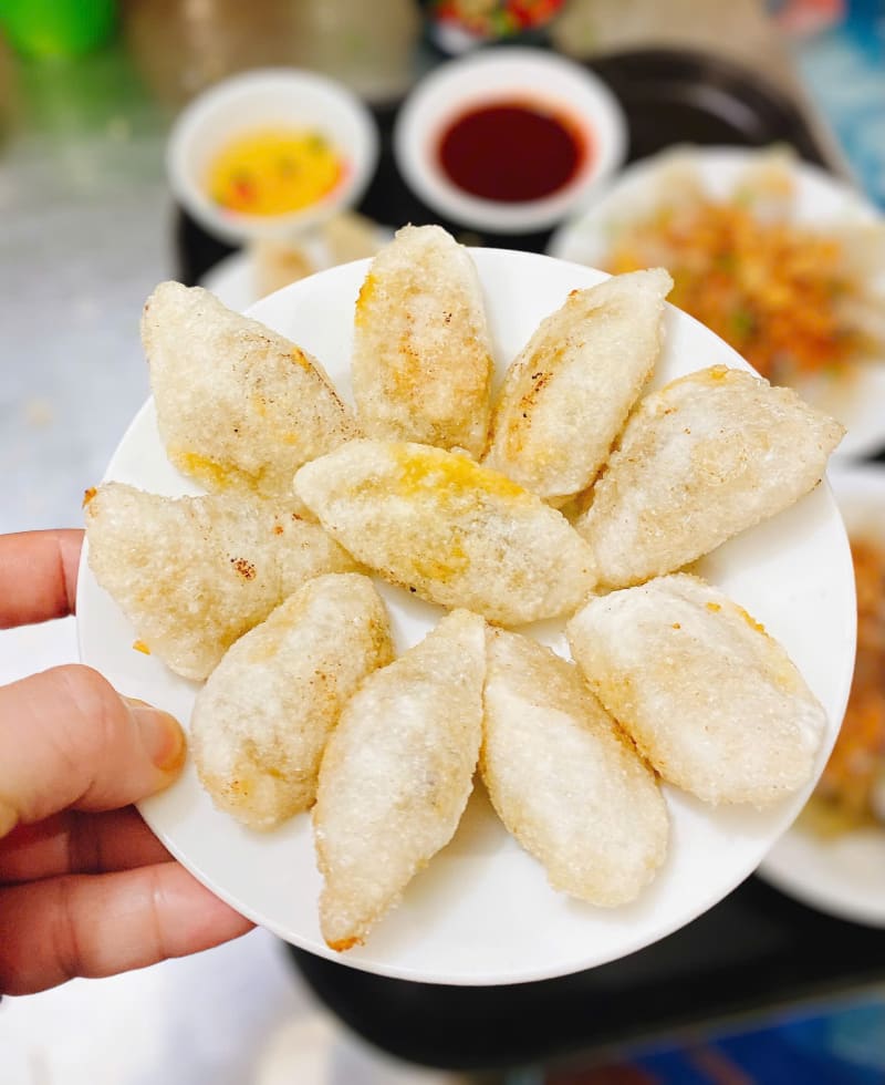 Đĩa bánh lọc rán giòn vàng ăn nóng