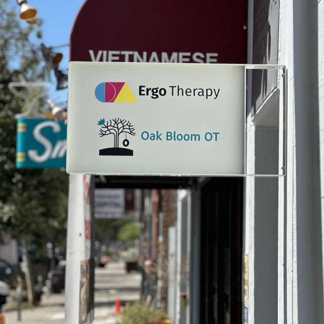 Projecting blade sign for Ergo Therapy and Oak Bloom OT in the Sacramento region