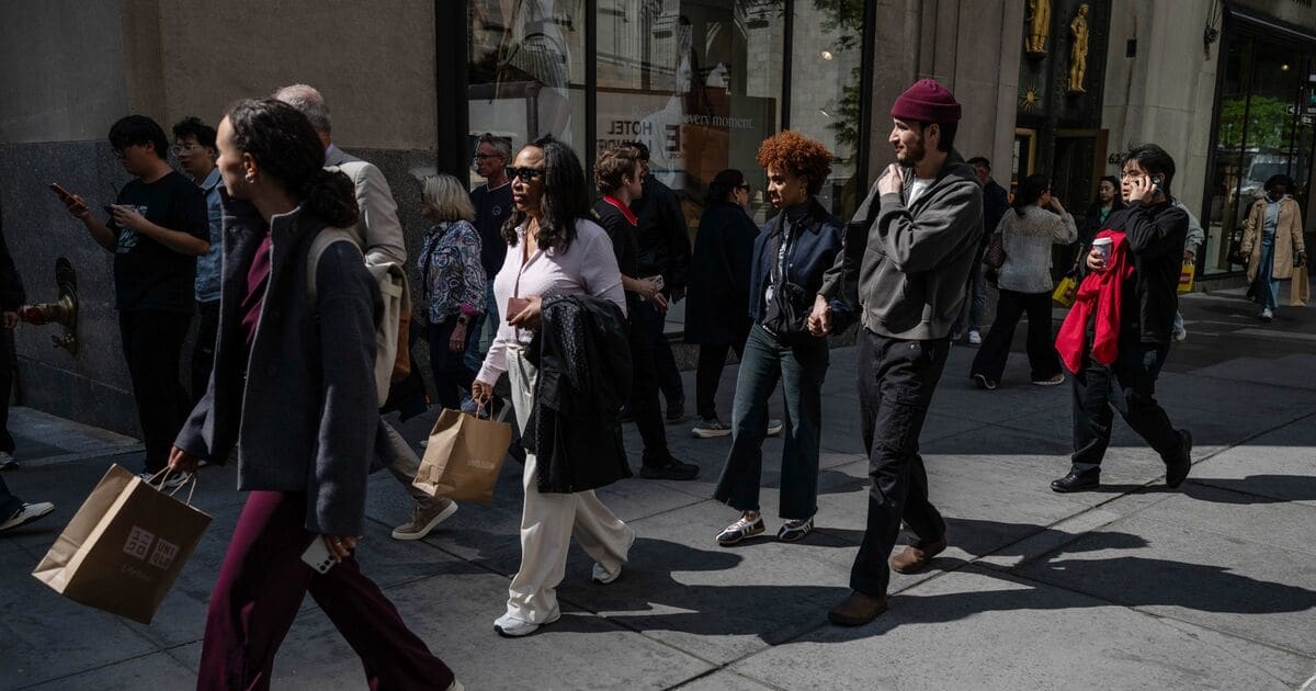 US Confidence Plunge: Iran Tensions & Inflation Threaten Indian Exports