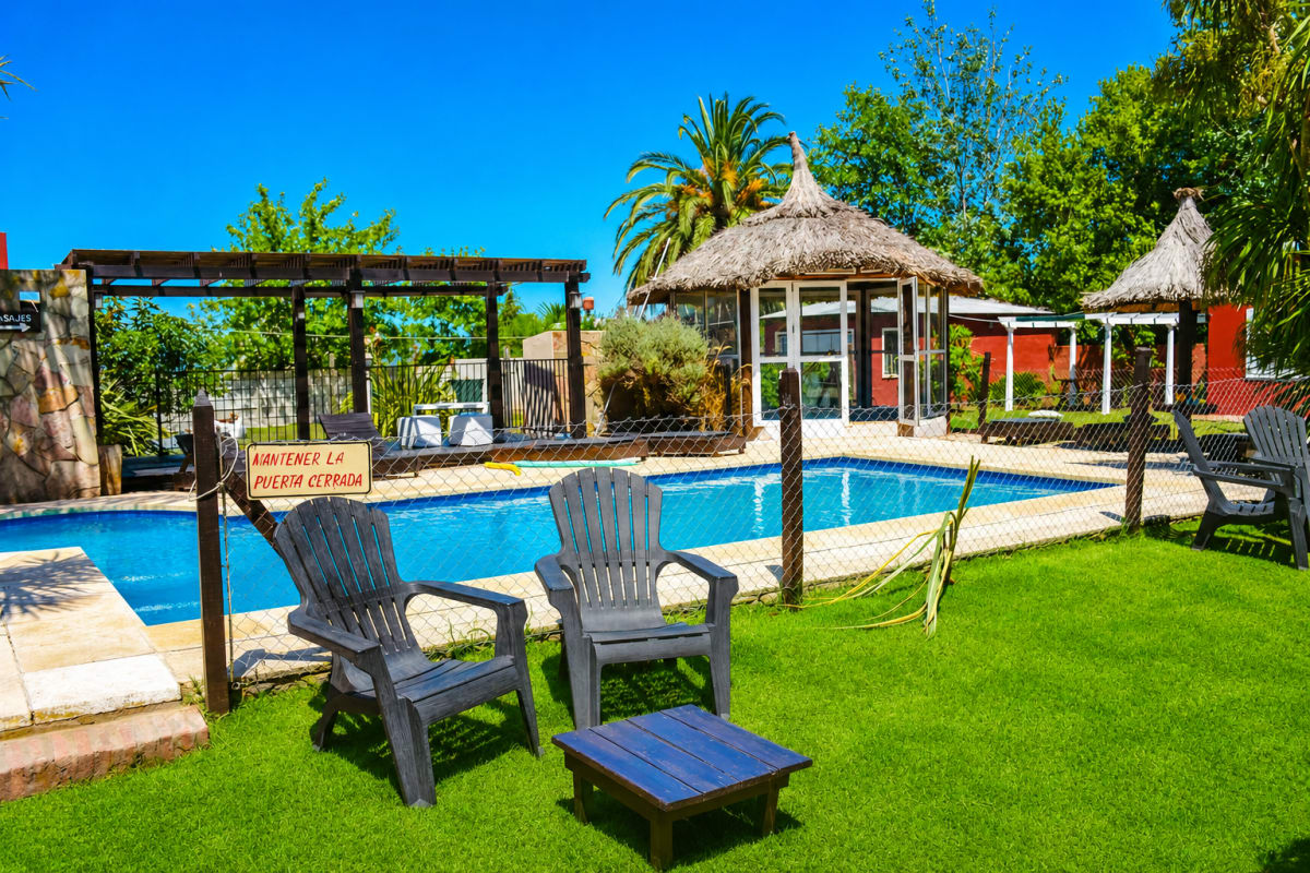 Las Moraditas - piscina con solárium