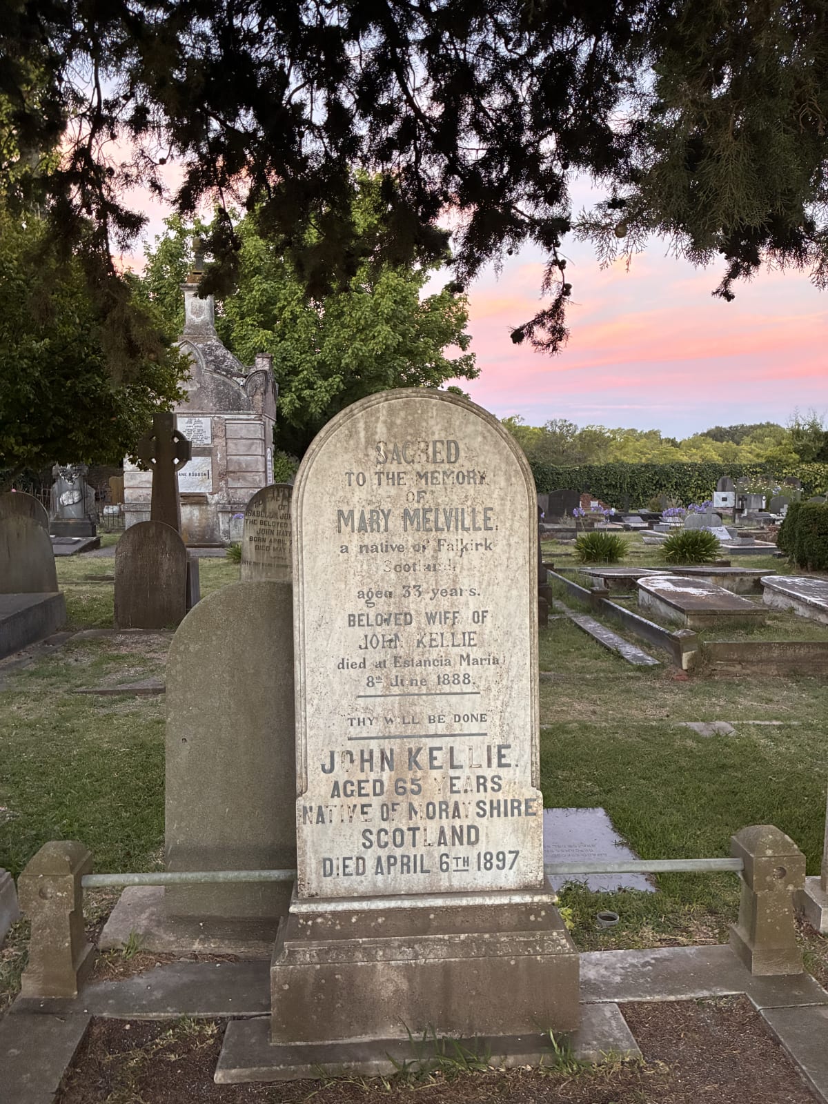 Lápidas en inglés del siglo XIX en el Cementerio Inglés de Chascomús