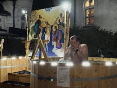 Крещенские купания организовали в ночь на 19 января в храме Преображения Господня