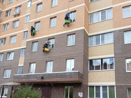Альпинисты очищают окна в Звенигороде