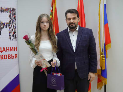 Глава округа вручил паспорта 14-летним ружанам