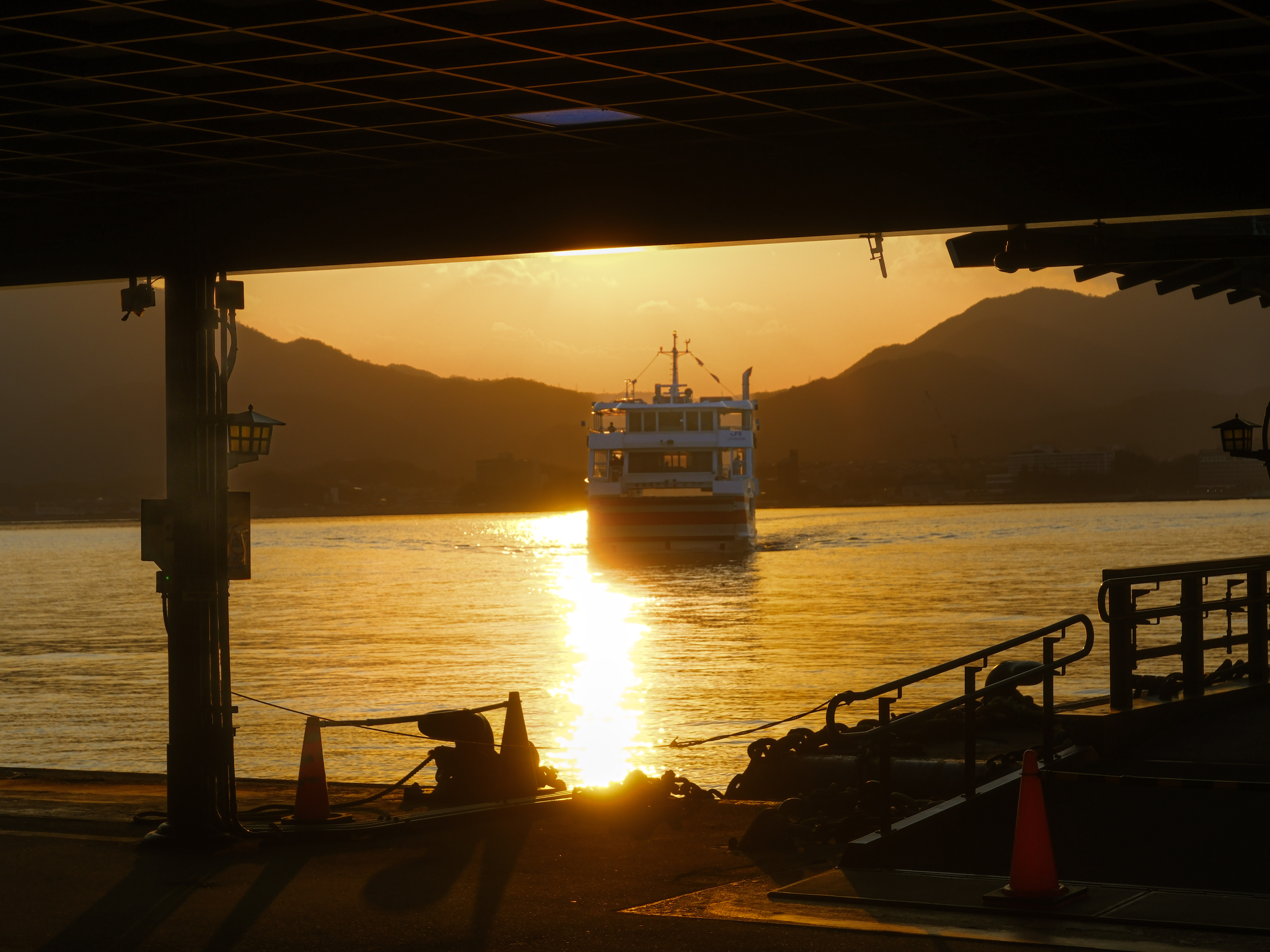 return ferry approaching
