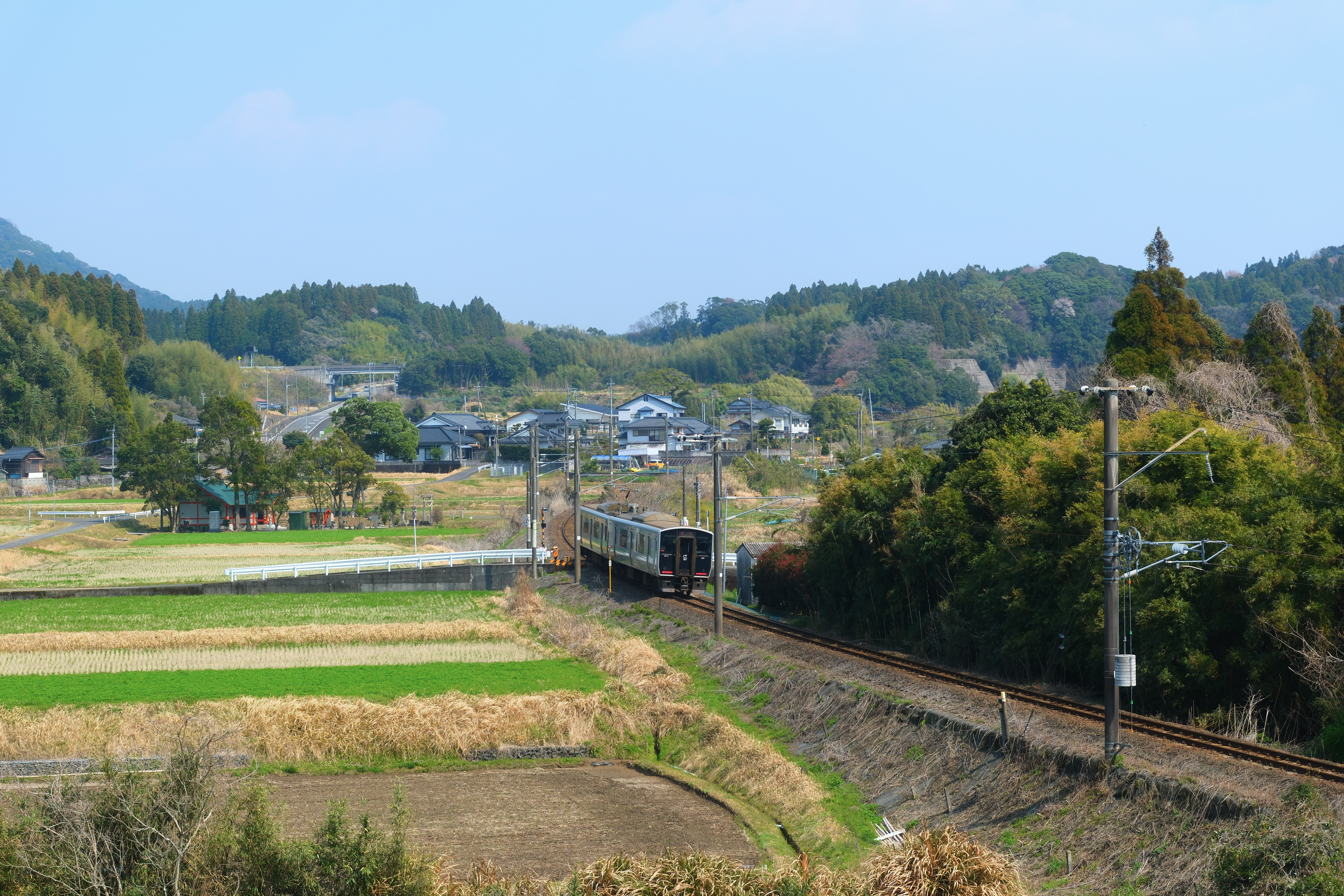 train running through the countryside