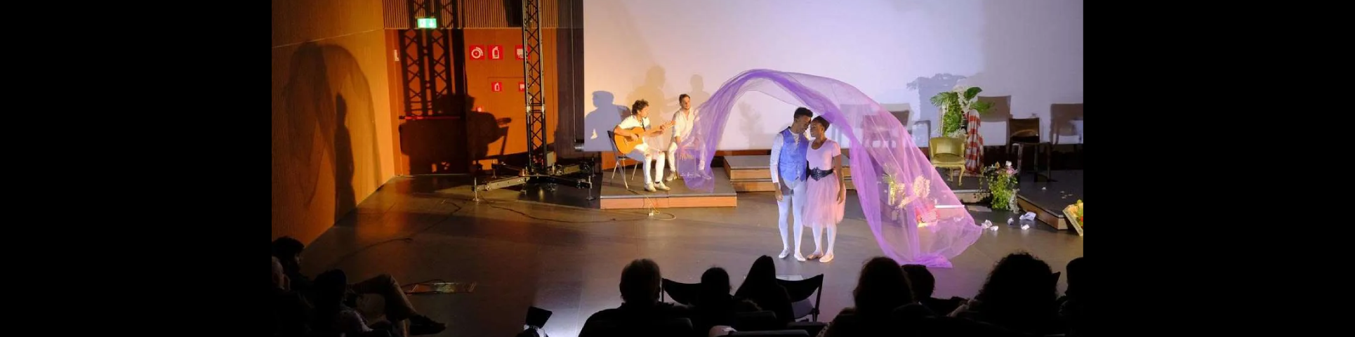 De la poesía al teatro