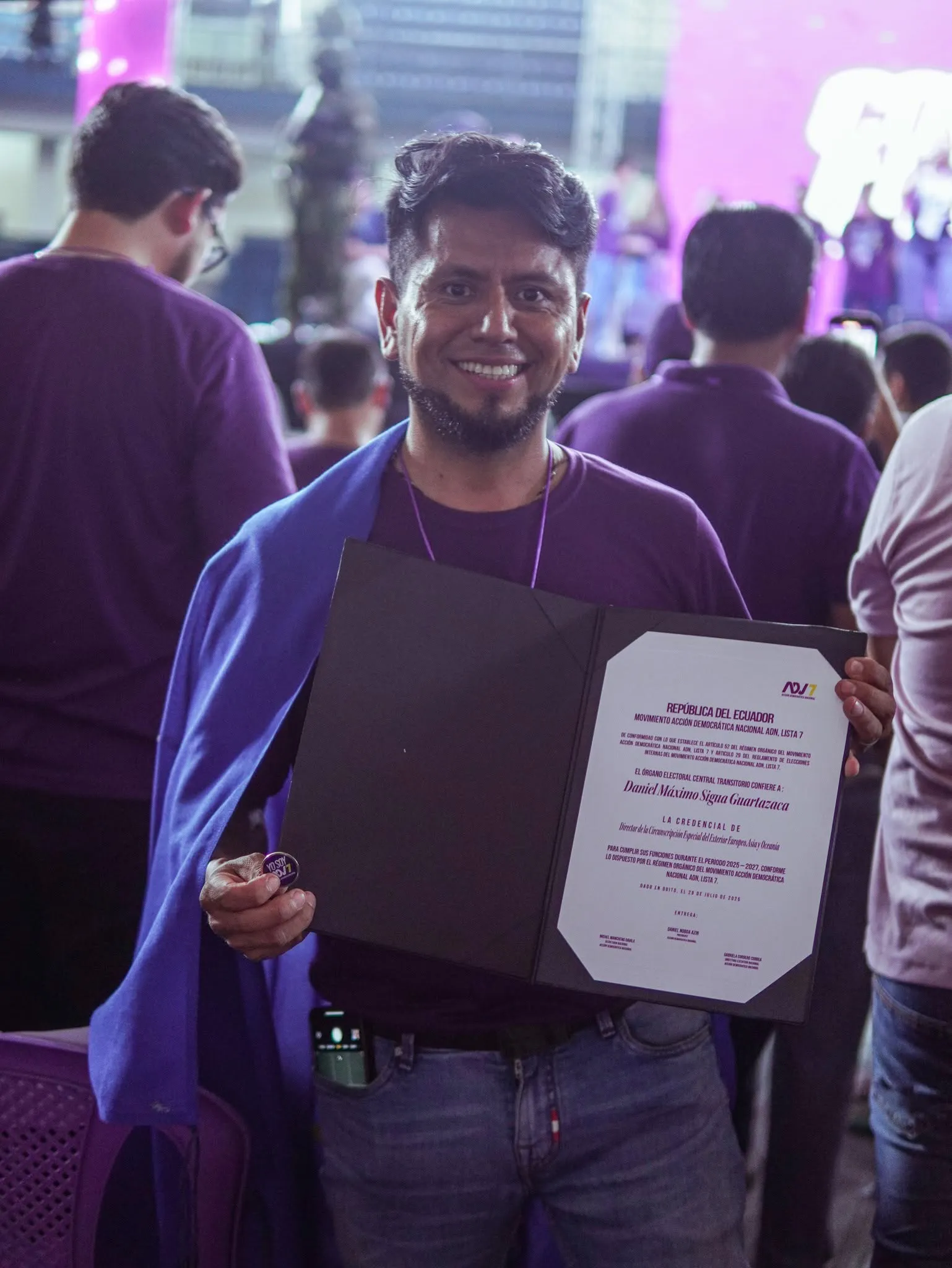 Daniel Sigua junto a la comunidad ecuatoriana