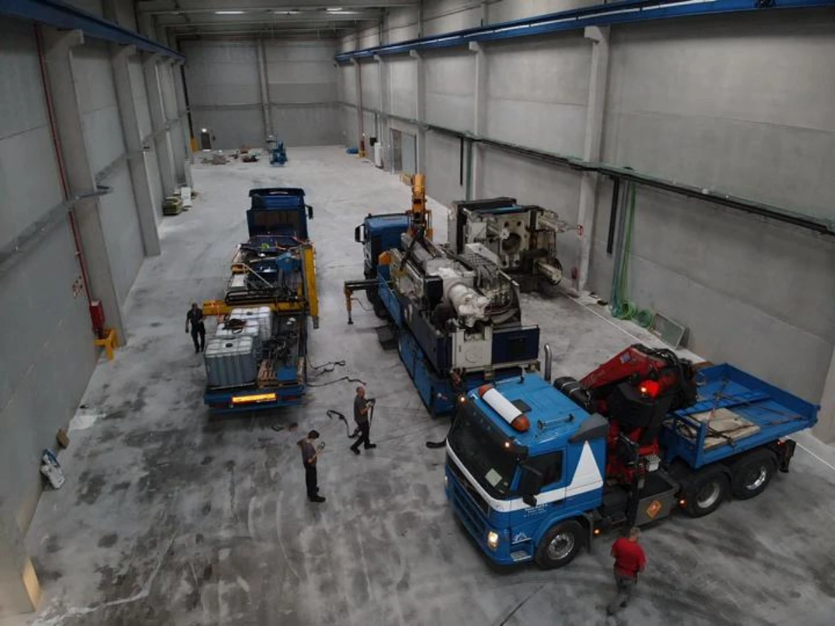 Montaje industrial o instalación de maquinaria pesada (grúas, planta, equipos). Representa el riesgo cubierto por una póliza EAR.