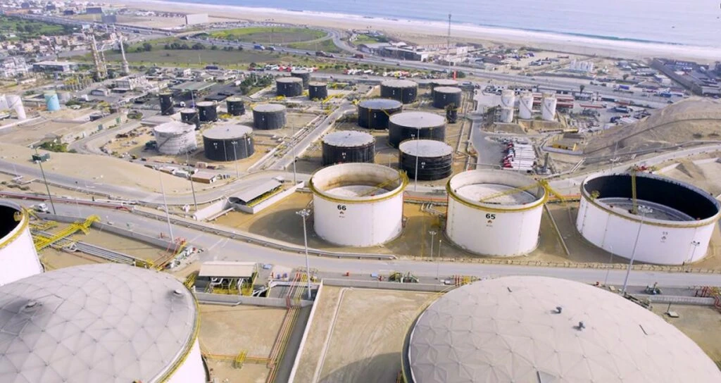 Instalación del sector hidrocarburos (ductos, planta, plataforma o terminal). Sin logos de operadores; enfatiza riesgo ambiental y operativo.