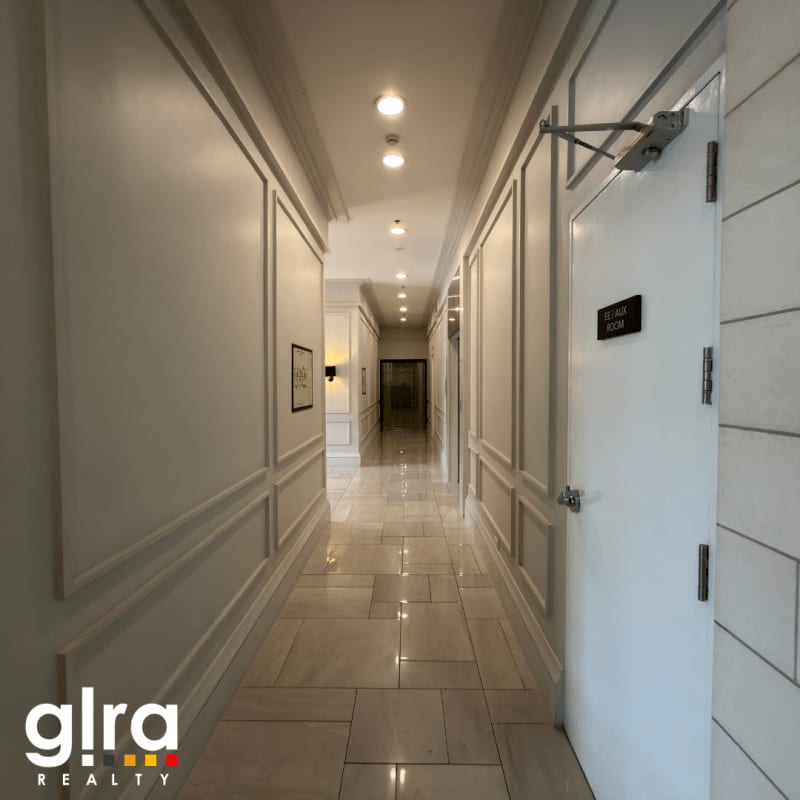 TRAVERTINE PORTICO