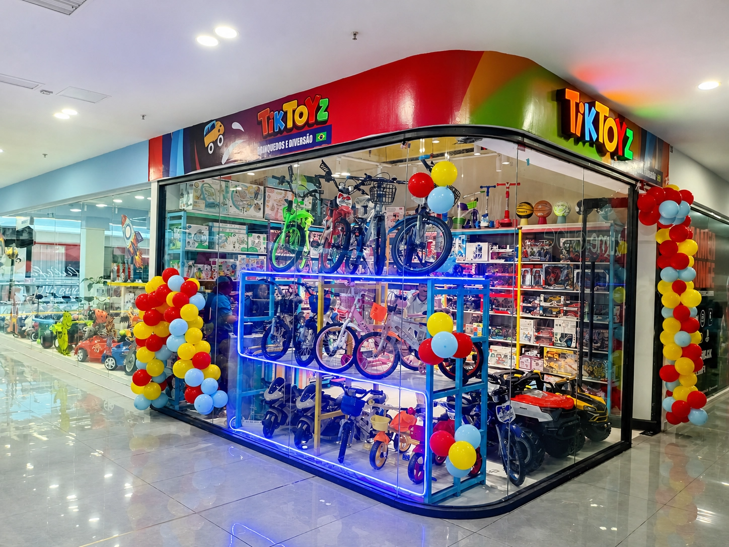 Brinquedos coloridos de madeira, peluche e carrinhos da Tiktoyz