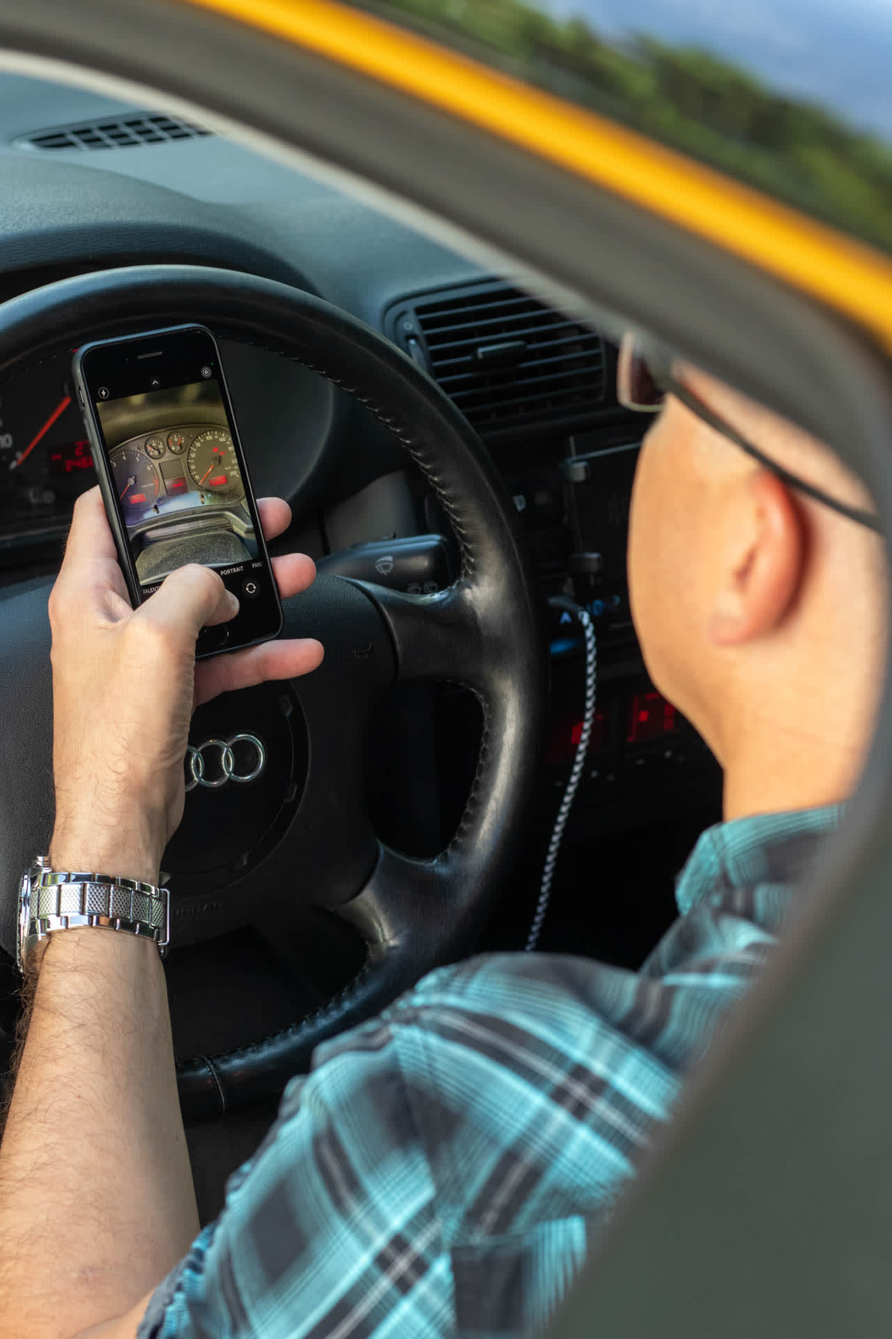 Raphael PERROUX prenant un compteur de voiture en photo